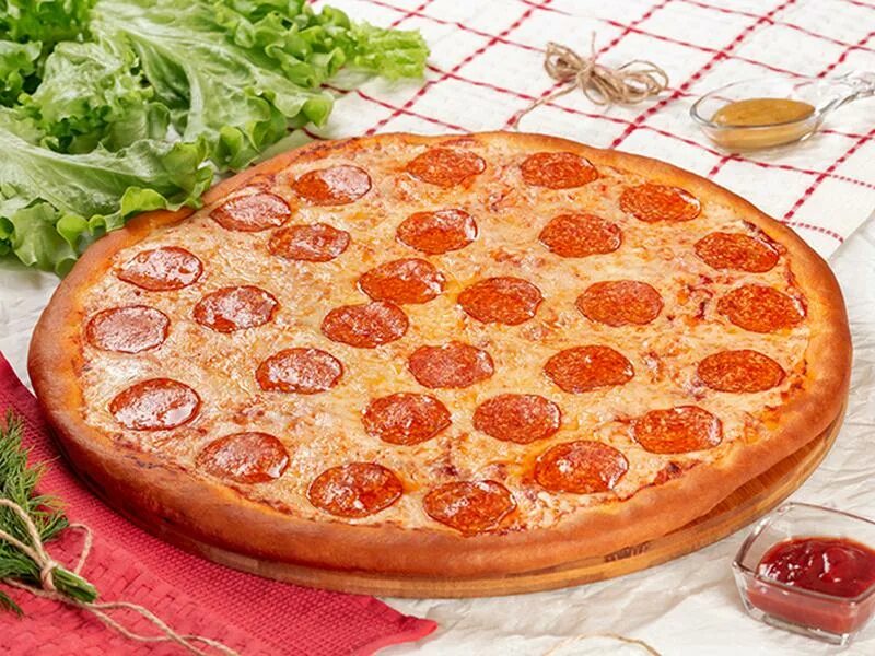 Пошаговый рецепт пиццы пепперони. Пицца пепперони 600 грамм. Ингредиенты для пиццы пепперони. Пицца салями Ингредиенты. Пицца пеперони в досашних условиях.