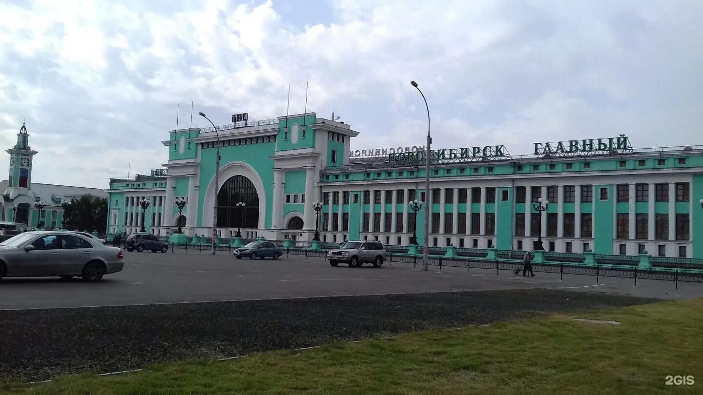 Вокзал локомотивы Новосибирск. Вокзал Новосибирск главный. Новосибирск ЖД вокзал главный Дмитрия Шамшурина. Вокзал Новосибирск главный 1935. Вокзал главный новосибирск телефоны