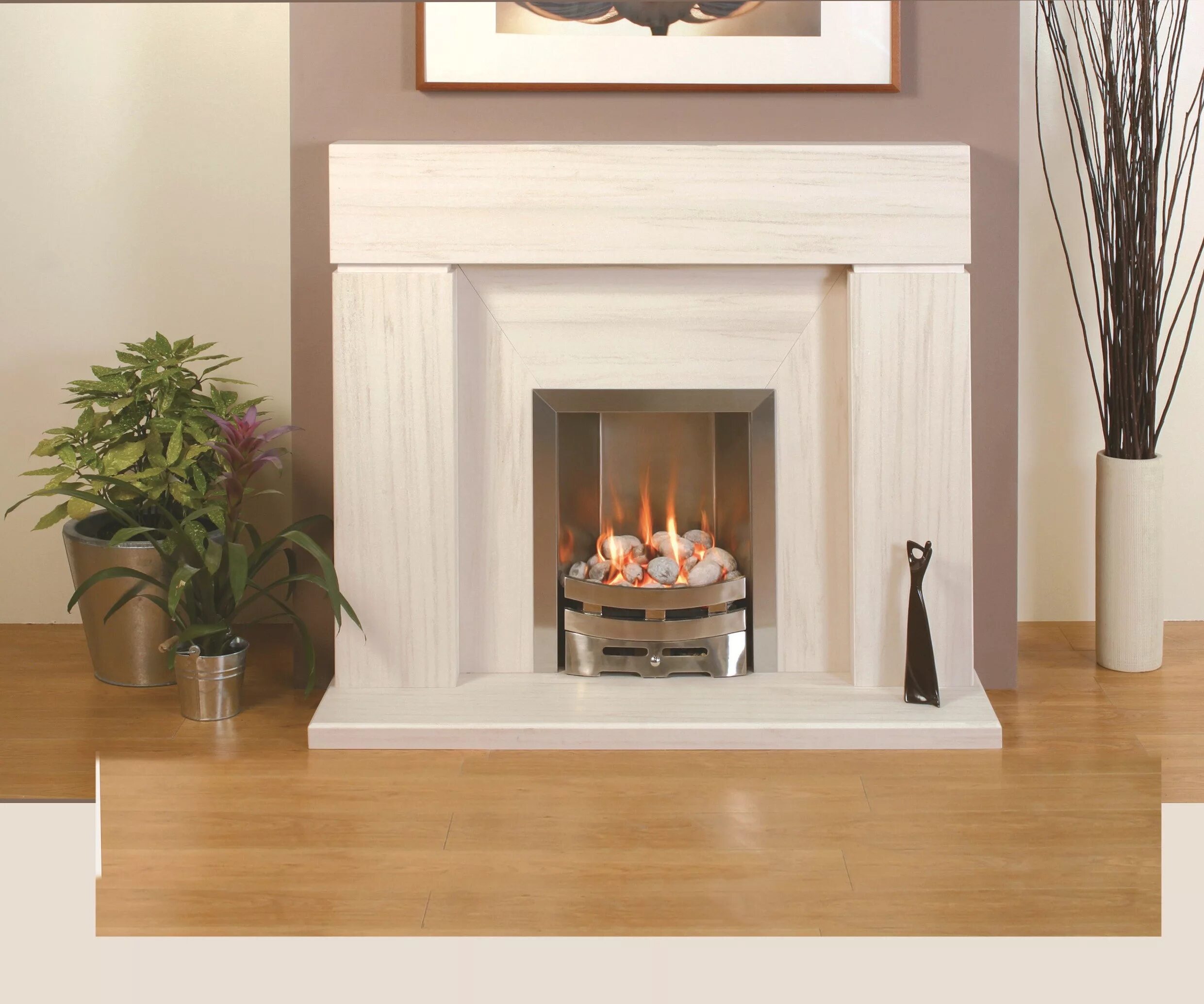 черный камин в квартире. цвет камина в светлой гостиной. высокий камин в интерьере. светлые камины фото. камин белый мрамор.