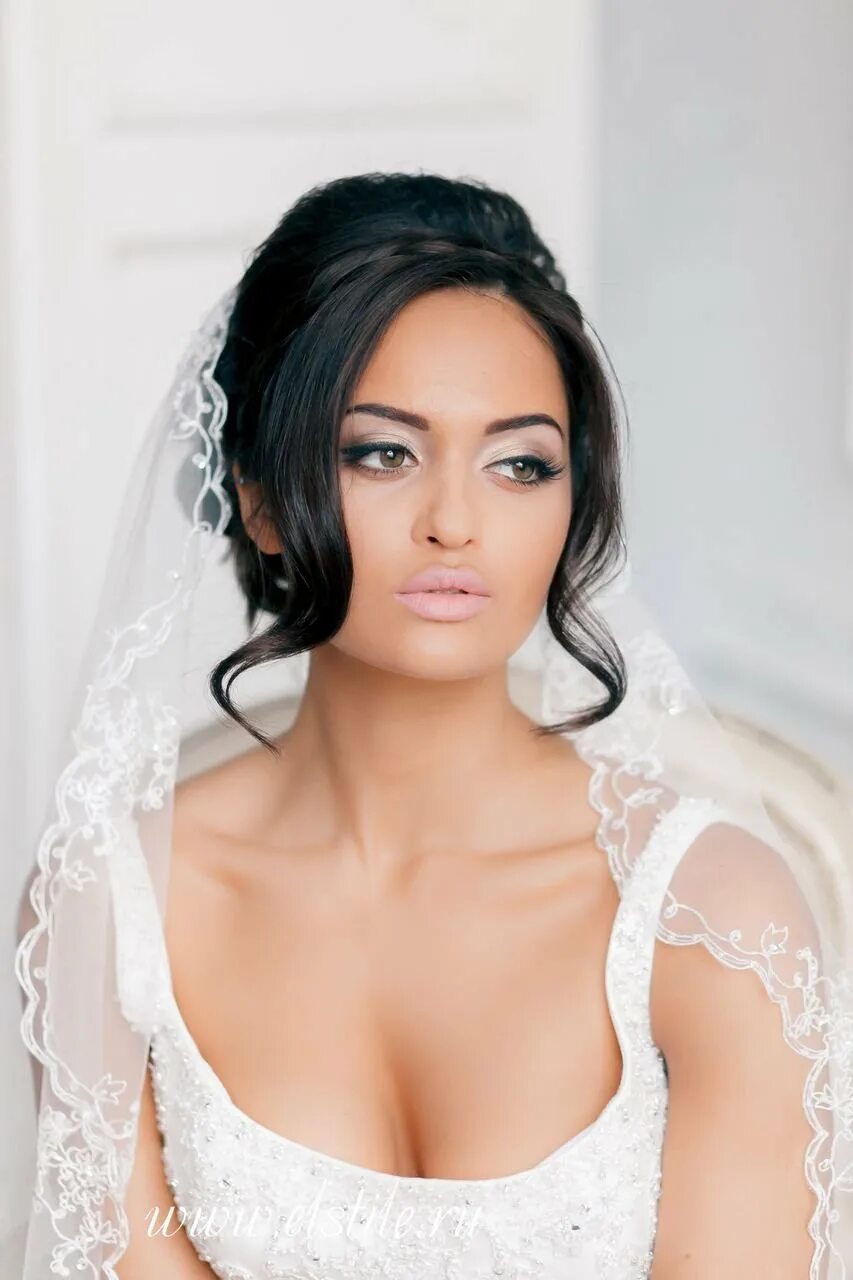 свадебные прически на длинные черные волосы. свадебные прически на длинные волосы брюнеткам. прическа на свадьбу брюнетка. невеста брюнетка. невеста с черными волосами.