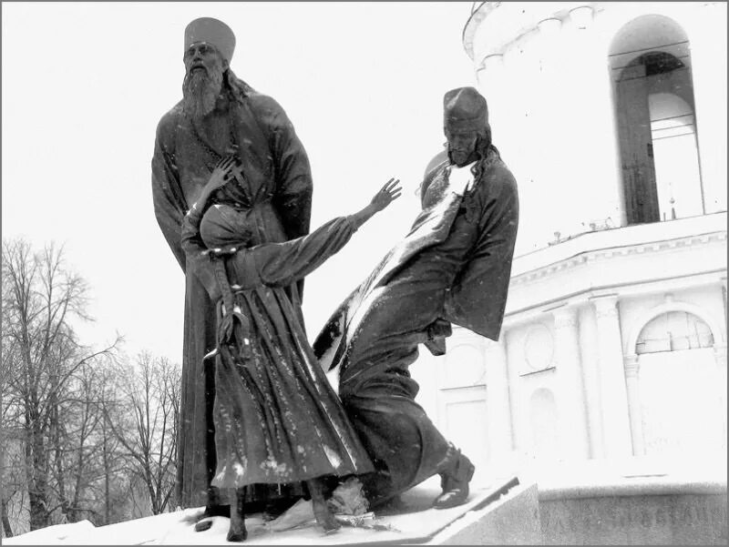 Репрессирован священник иоанн мамотков. Разграбление церквей большевиками в 1917. Памятник расстрелянным священникам в шуе. Картина патриарх тихон филипп москвитин. Икона расстрел новомучеников.