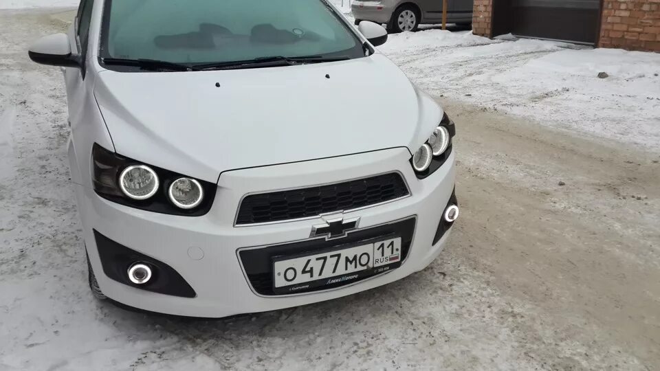 Шевроле авео т300 седан. Chevrolet aveo t300 белый. Шевроле авео на штамповке. Шевроле авео т300 реклама. Авео белый дым.
