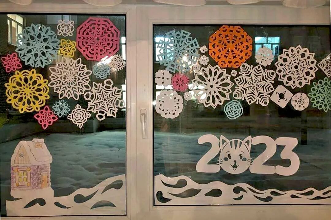 Украшения на окна 2023. Украсить окна к новому году 2023. Украшение окон на новый год 2023. Украсить окна на новый год 2023 красками. 2023 украсить