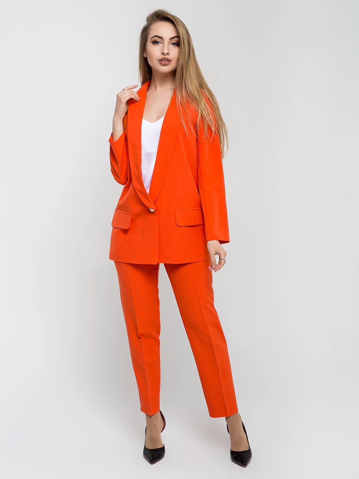 Оранжевый костюм женский брючный. Брючный костюм max mara. Ярко оранжевый костюм женский. Оранжевый брючный костюм. Оранжевый брючный костюм.