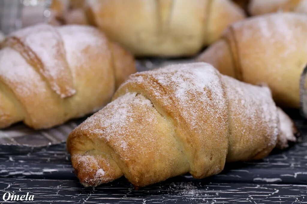 Рогалики на сметане сдобные. Рогалик с кремом. Тесто для рогаликов без дрожжей. Татарские рогалики. Сахарные рогалики.