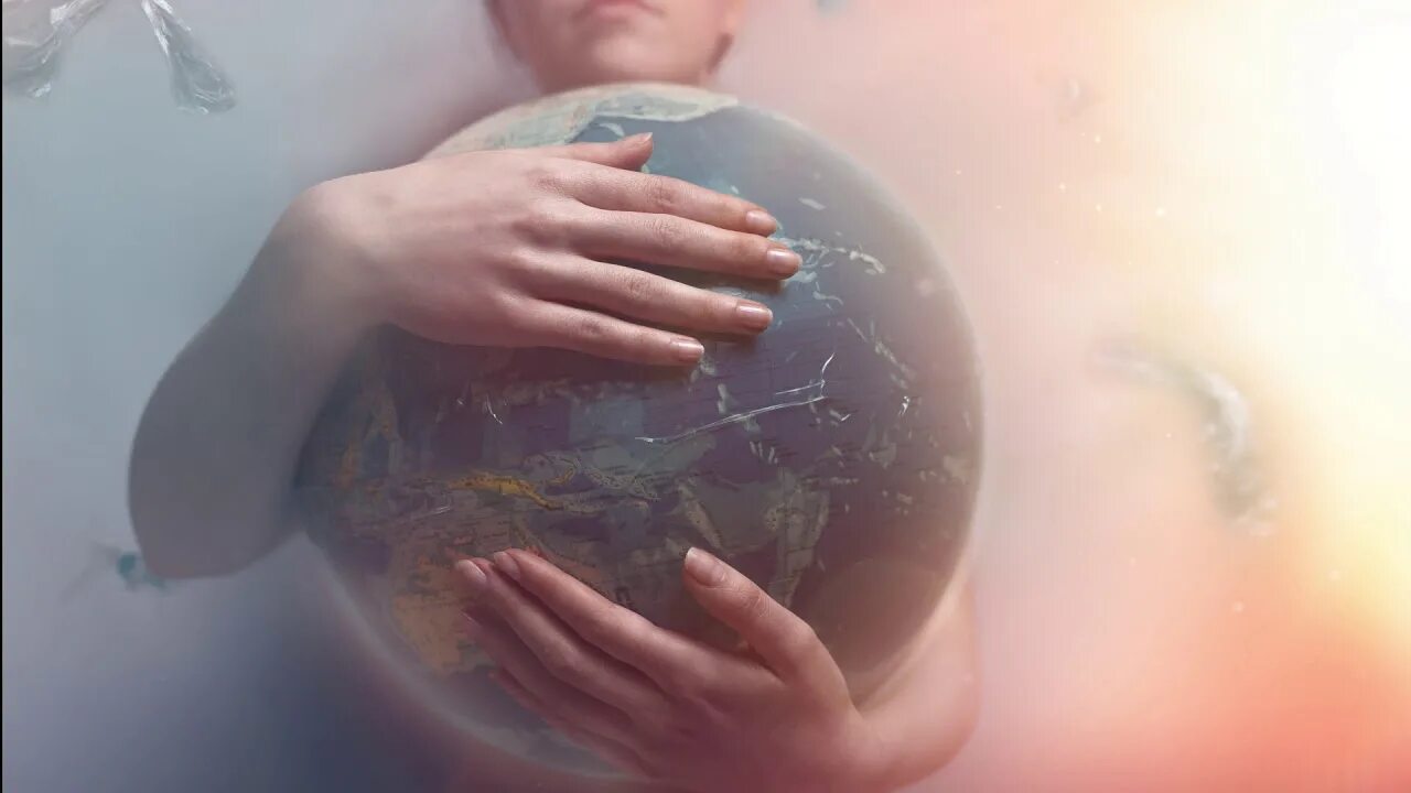 Женщина обнимает планету. Человек держит землю. Песня на всю планету земля. Планета рисунок. Останови планету.