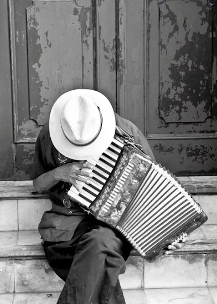 Французская музыка аккордеон. Мужчина с аккордеоном. Баян музыкант. Аккордеон картина. Уличные аккордеонисты.