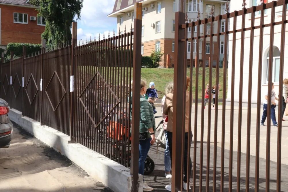 новое ограждение. забор ранчо металлический гранд лайн. новое ограждение. красивые заборы у коттеджей. забор рал 7024.