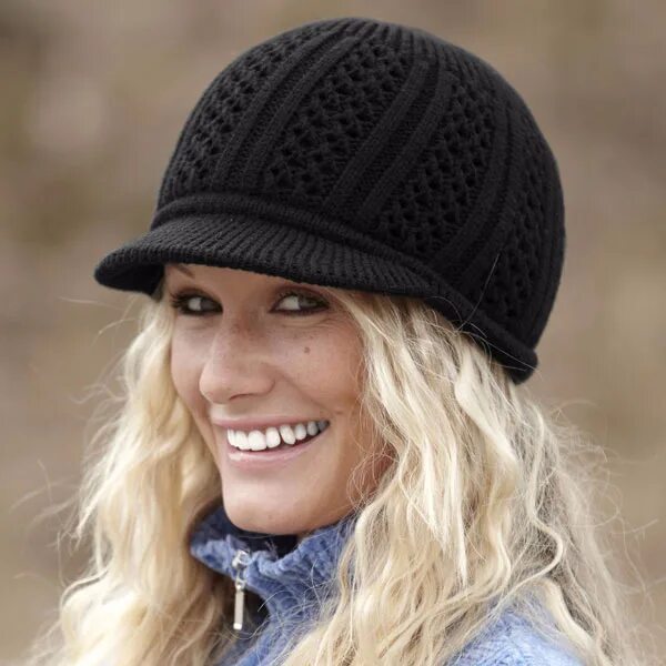 Шапка с козырьком спицами. Вязаная кепка. вязаные кепки для женщин. вязаная кепка с козырьком. вязаная шапка с козырьком женская.