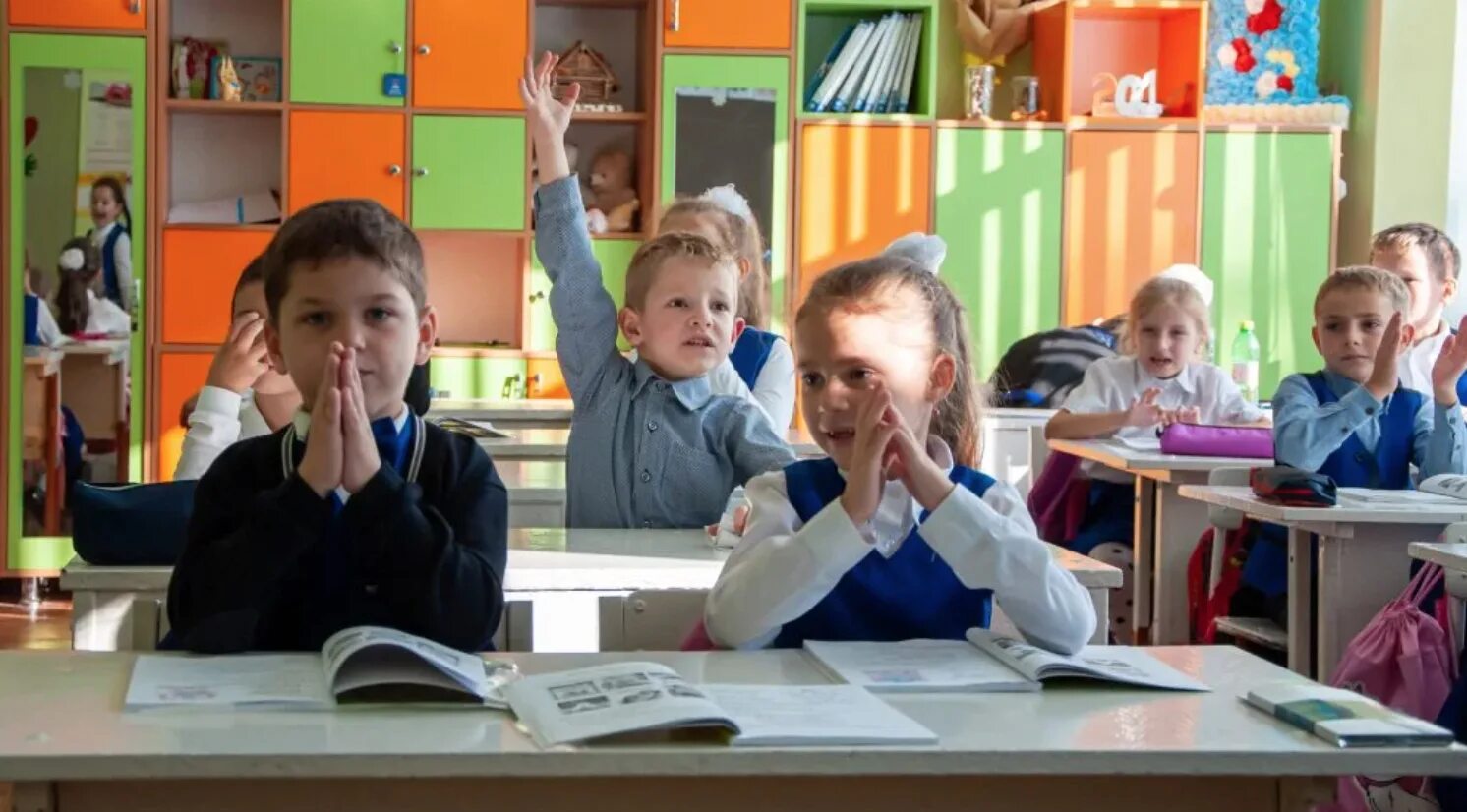 Образование молдовы. Румыния школы. Преподавание в начальной школе. Школы Молдовы. Школьники Румынии.