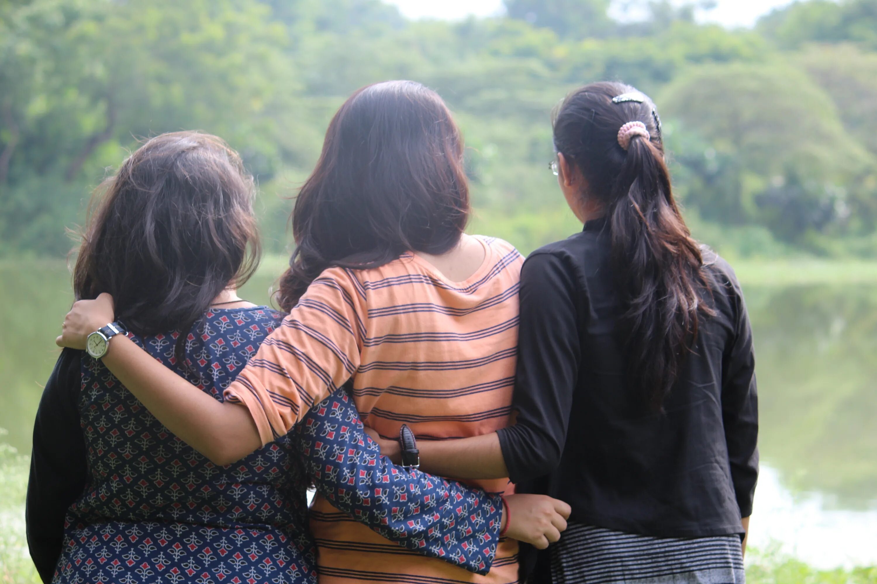 Рядом стоят 3 девушки. Три девочки со спины. Три сестры со спины. 3 Подруги со спины. 3 Девушки со спины.