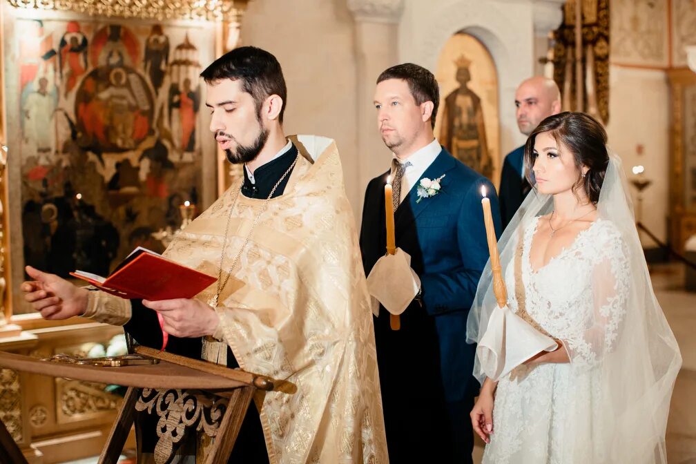 Венчание в церкви время. Венчание в храме Христа Спасителя.