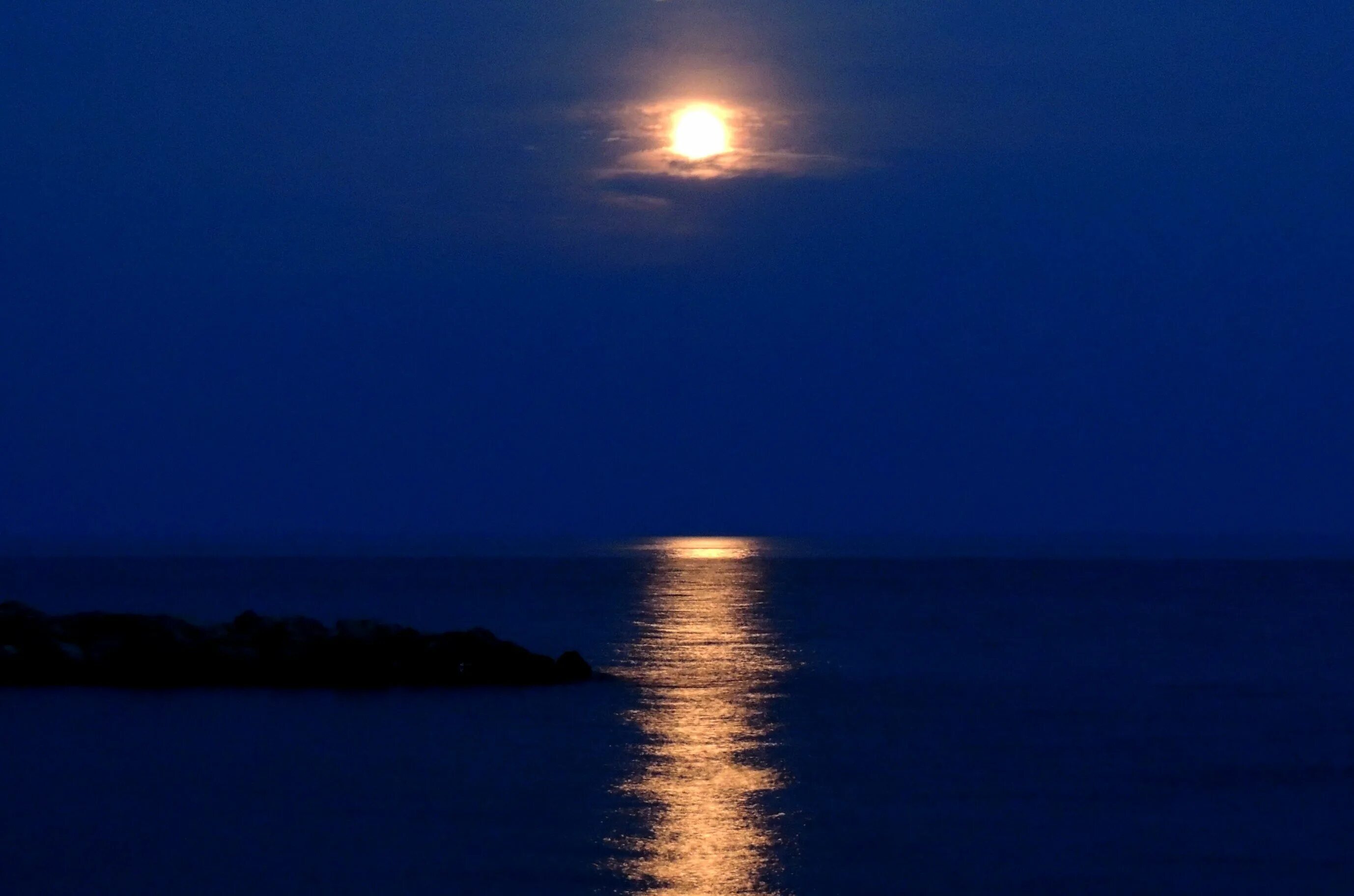 Свет луны свет волны. Ночное море. Ночь в море. Луна над морем. Лунный свет на море.