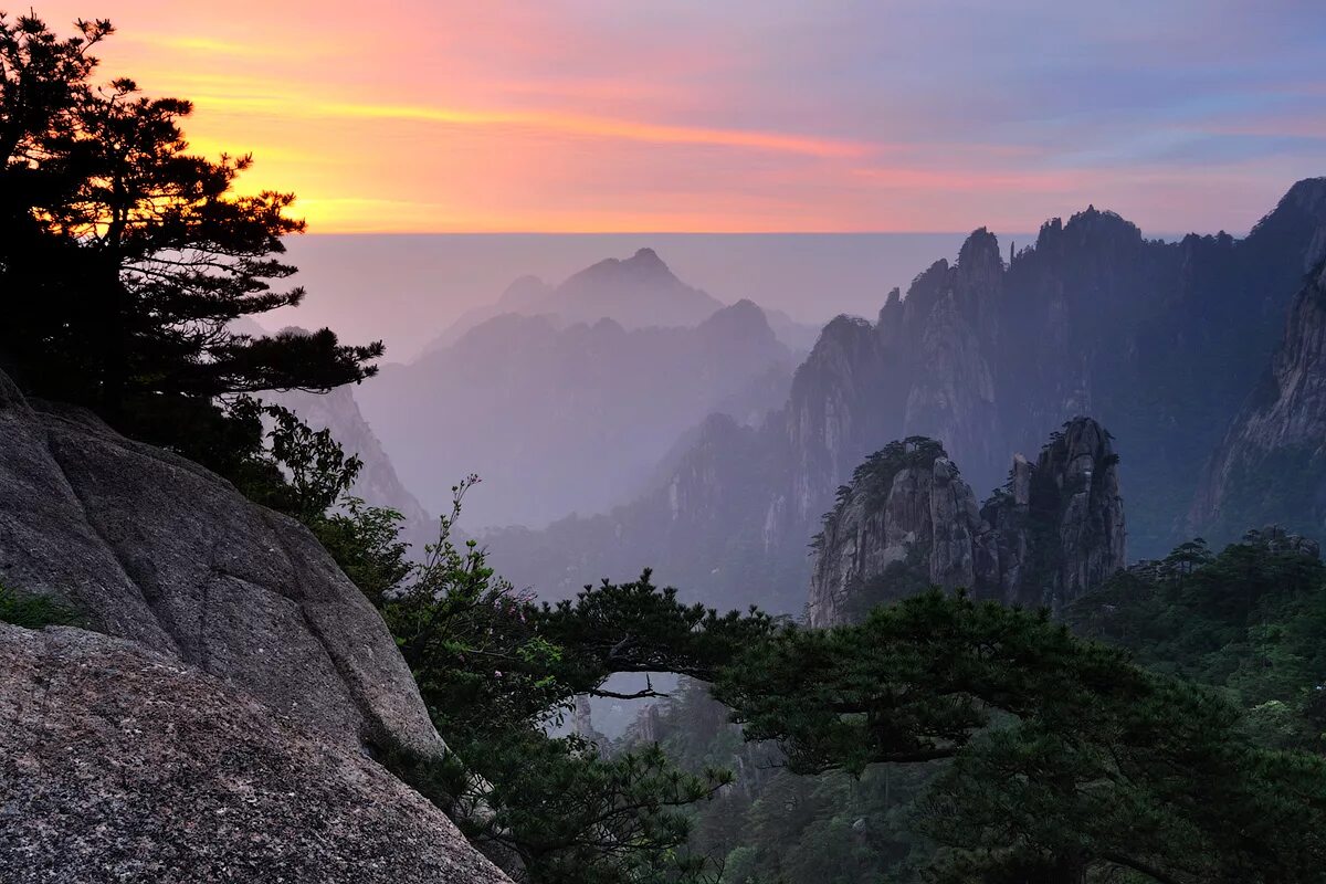 Основные горы китая. Горы Хуаншань, Китай. Желтые горы Хуаншань. Горы Хуаншань (провинция Аньхой). Северный пик горы Хуаншань Китай.