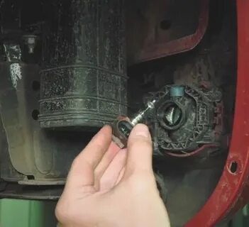 Замена лампы задней противотуманной фары
