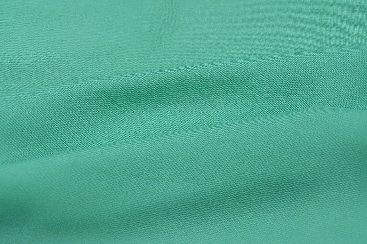 Плотность вискозы. Штапель ткань однотонный. Платья материал штапель зелёный однотонный. Штапель ткань бирюза. Штапель вискоза изумрудного цвета.