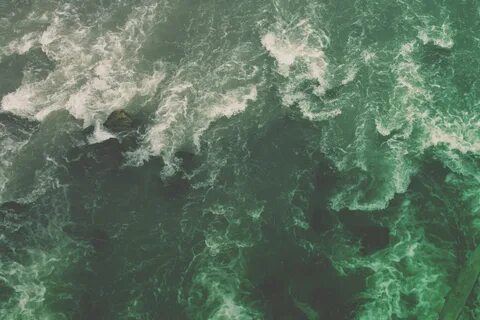 Темно зеленая вода