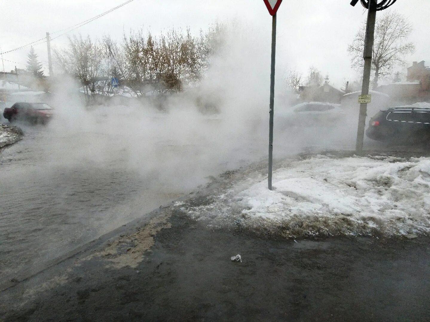 Прорыв трубы Омск. Куйбышев прорыв трубы. Порыв горячей воды в Омске. В Омске ПРОРВАЛА трубу.