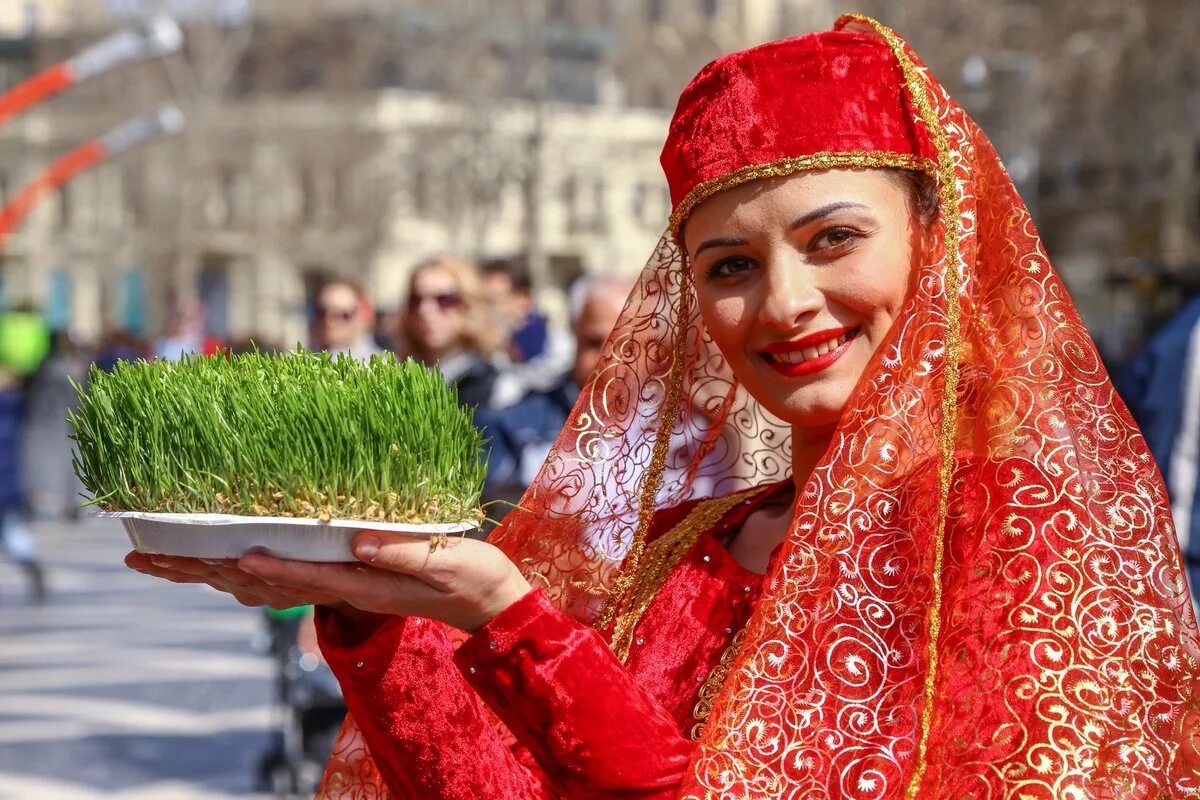 Какого числа навруз в азербайджане. Новруз байрам 2022 Азербайджан. Новруз в Иране в 2022. Традиции азербайджанцев Новруз байрам. Национальный костюм Азербайджана Новруз.