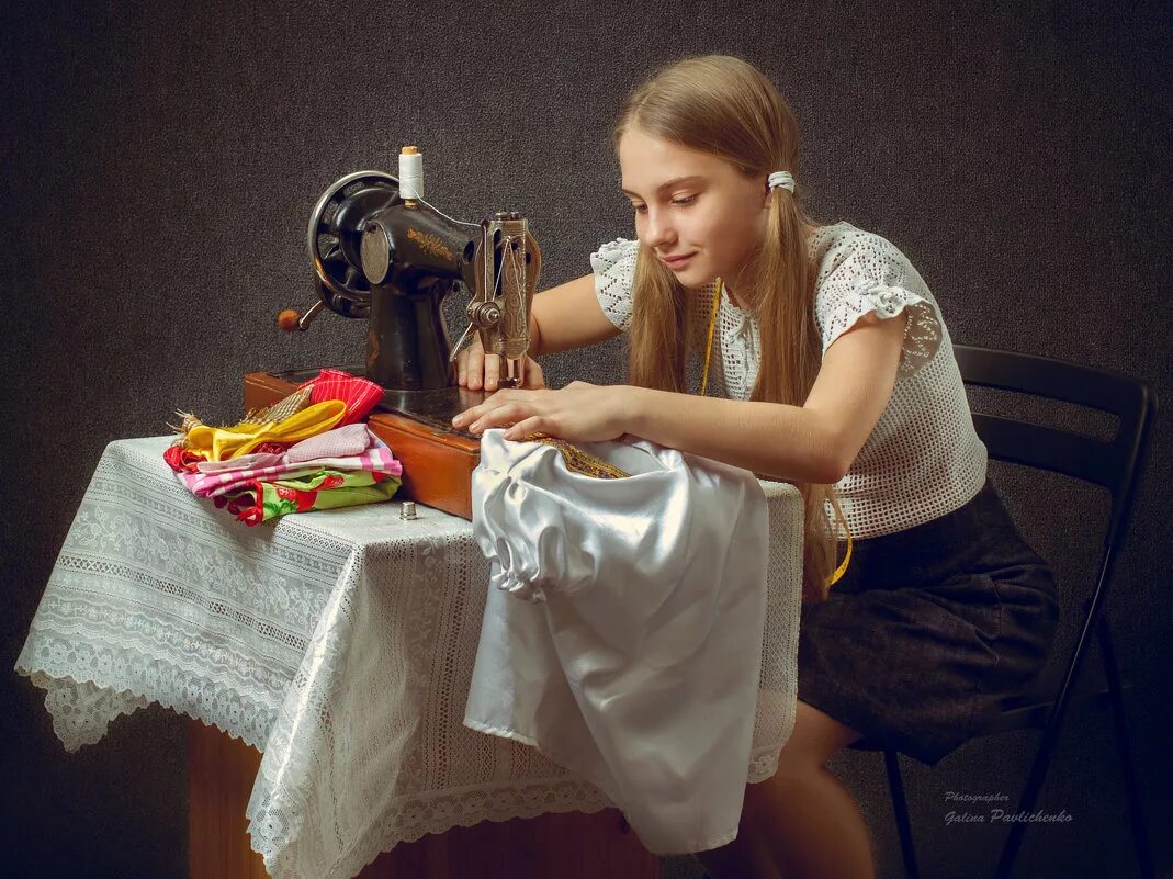 девушка шьет. девочки швеи. швея. девушка шьет. девочки швеи.