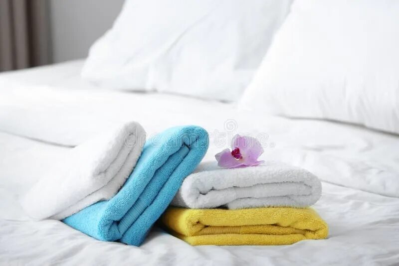 Полотенце на кровати. Полотенца на кровати. Постели и полотенца для отелей. Пушистая и чистая кровать. Мягкость белья картинки.