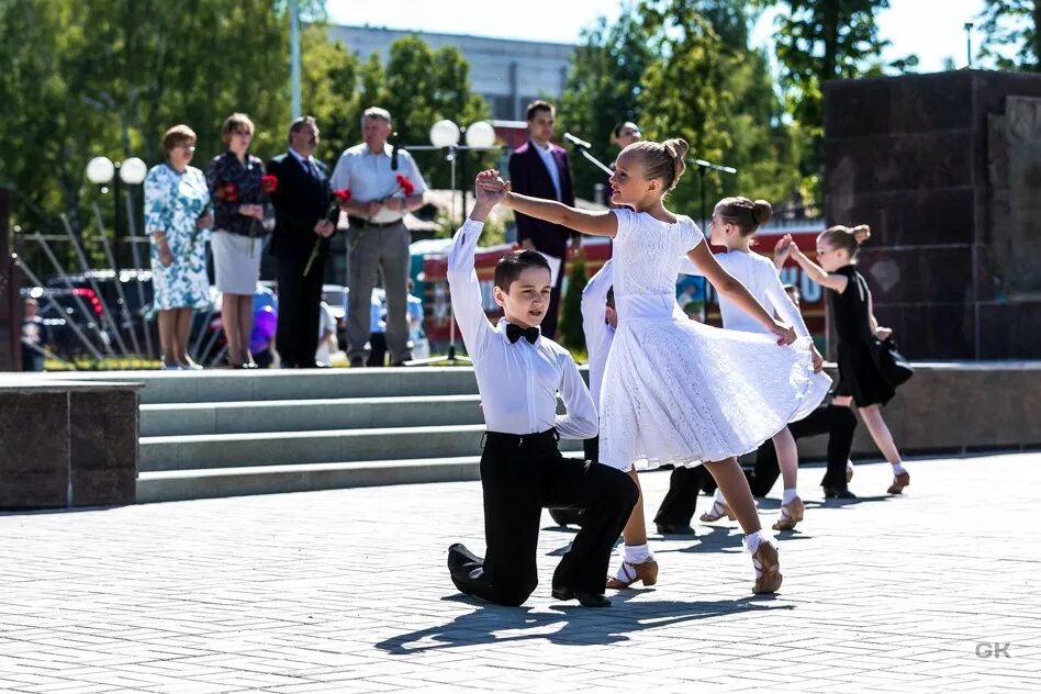 Вальс выпускников. Платья на выпускной бал в школе. Выпускной танец. Вальс класс. Вальс на последний звонок.