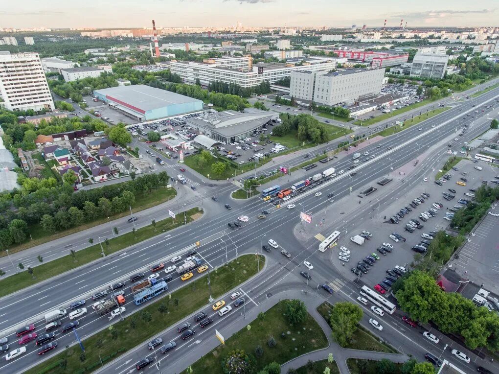 На столичном варшавском. Улица варшавское шоссе. перекресток шоссе. камеры видеонаблюдения на варшавском шоссе. тц на мкад варшавское шоссе.