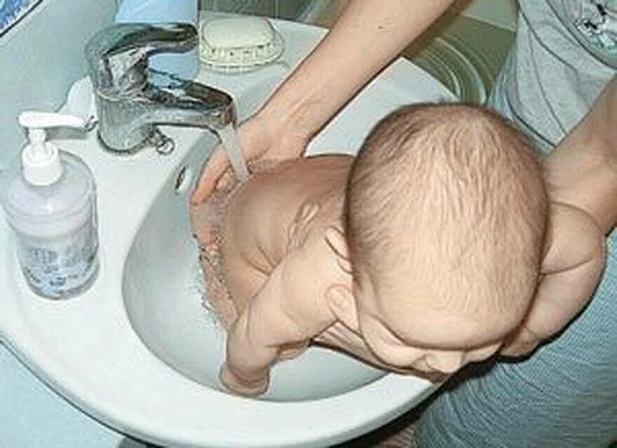 Пошли подмыться. Подмывание новорожденного. Подмывание новорожденного мальчика. Пожмывпем нлвлрожденнуь девочку. Подмывание девочек новорожденных.