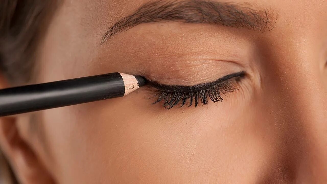 Карандаш eyeliner. Подводка для глаз. Подводка глаз карандашом. Подводка для ресниц. Макияж с подводкой для глаз.