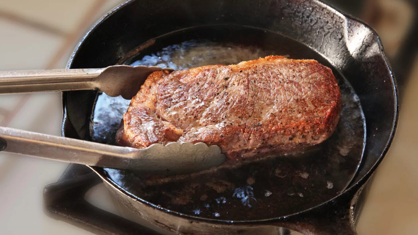 Мякоть говядины на сковороде. Жареная говядина на сковороде с луком. Жареная свинина. Стейк из говядины домашних условиях. Говядина сочная и мягкая на сковороде.