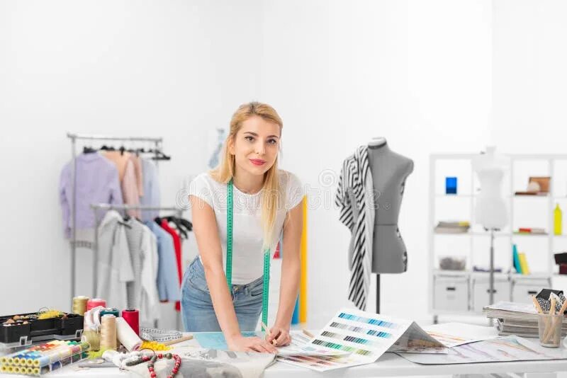 Дизайнер модельер. Fashion designer. Швея дизайнер. Дизайнер одежды. Дизайнер модельер.