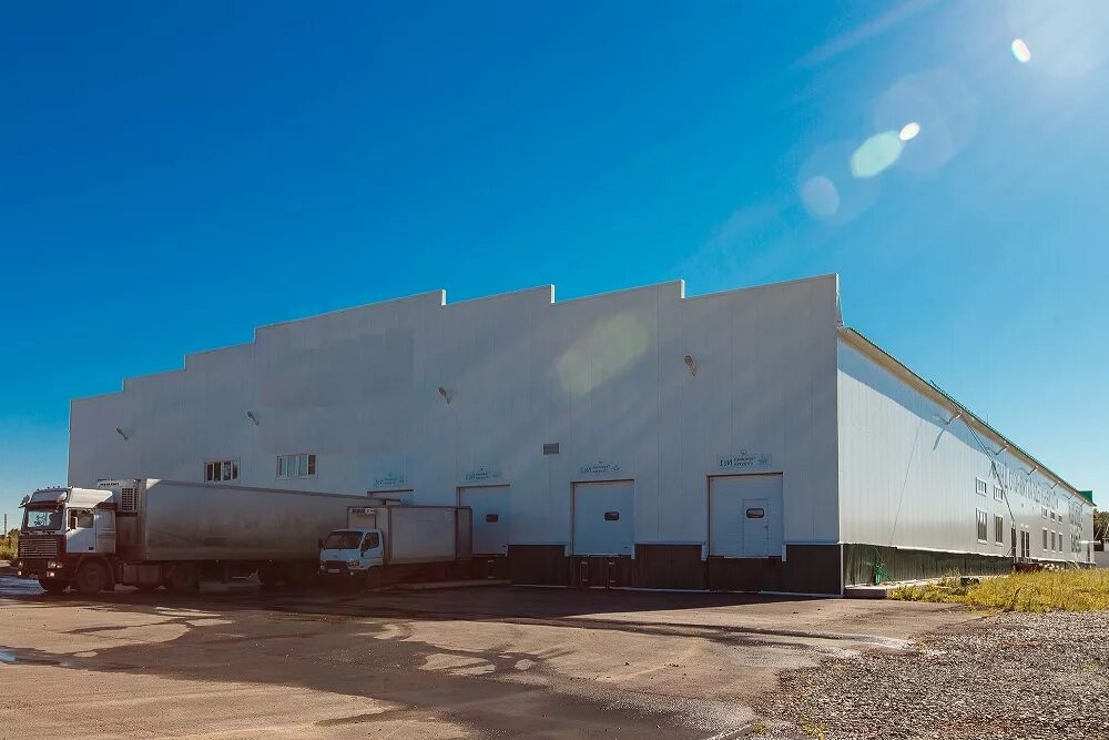 Птицефабрика фото снаружи. Птицеферма снаружи. Птицеводческие здания. Здание птицефабрики. Здоровая ферма аргаяшский район ишалино.