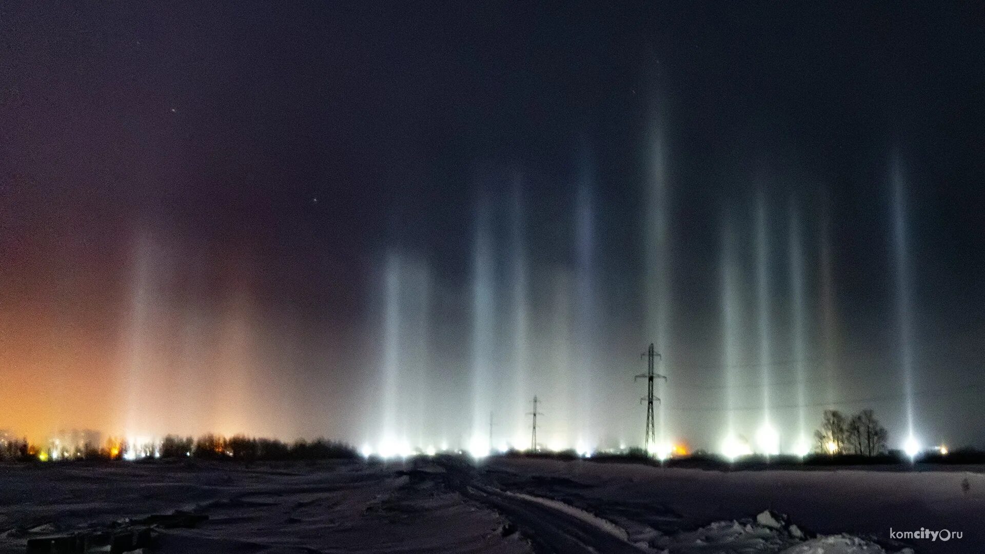 Гало световые столбы. Световые столбы над тюменью. Гало световые столбы. Северное сияние эффект гало. Гало природное явление световой столб.