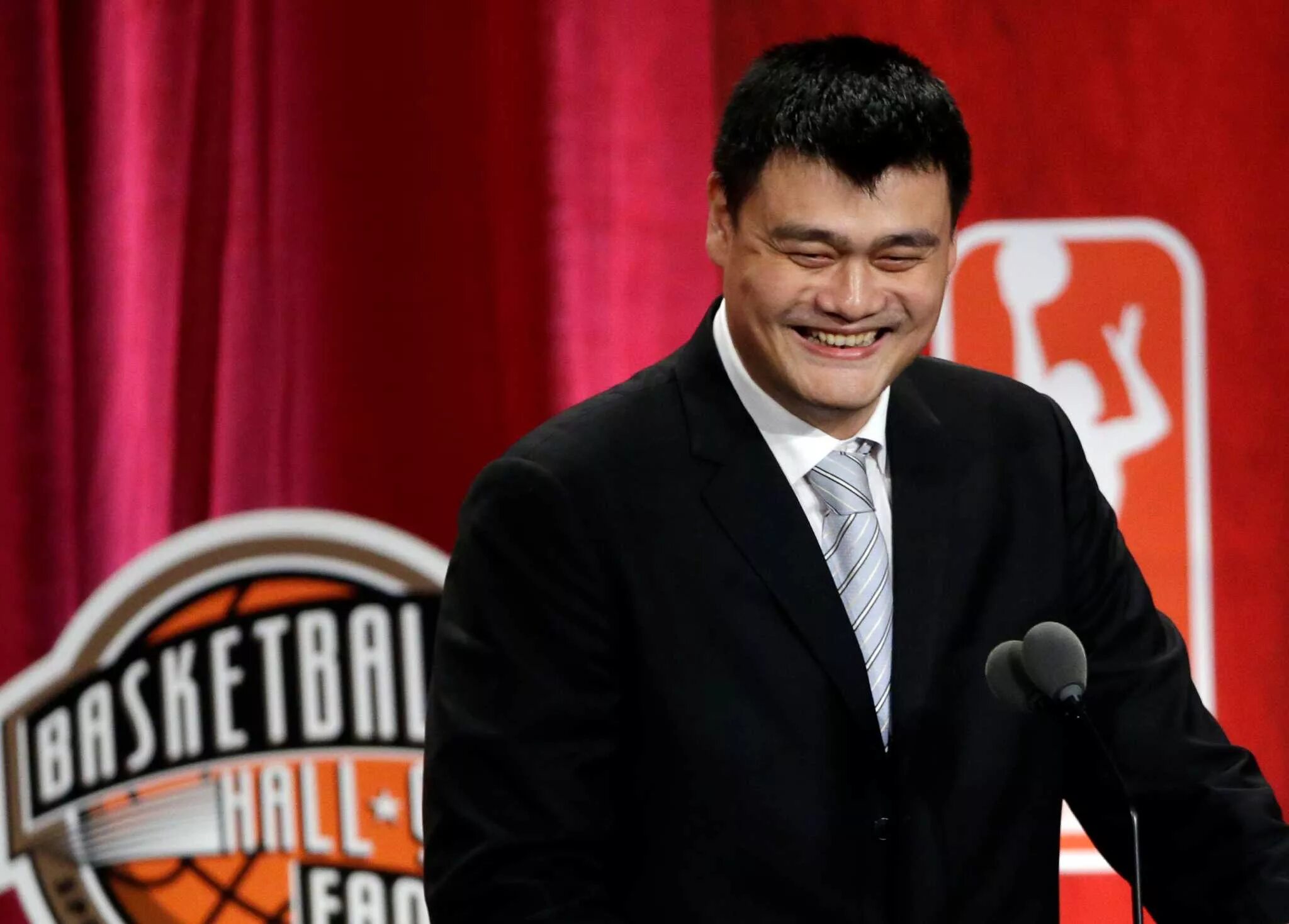 Yao ming. Яо мин. Яо мин фото. Яо минг Мем. Баскетболист Яо мин Мем.