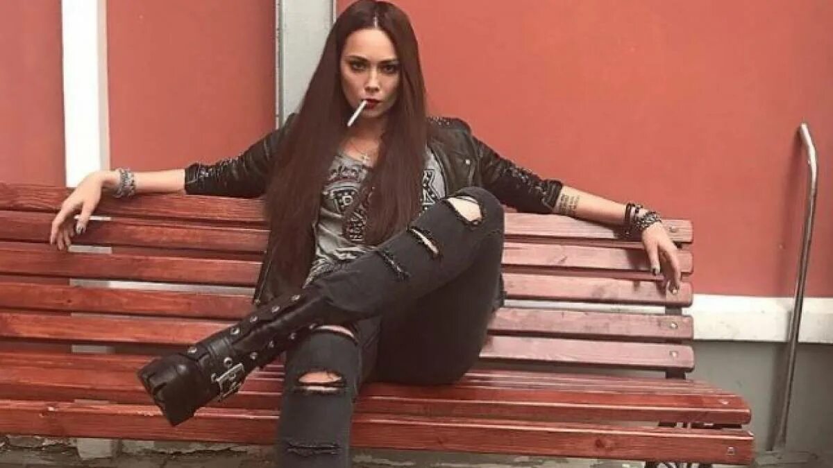 Самбурская сигаретка слушать. Настасья самбурская. настасья самбурская 2025. настасья самбурская госпожа. самбурская с длинными волосами.