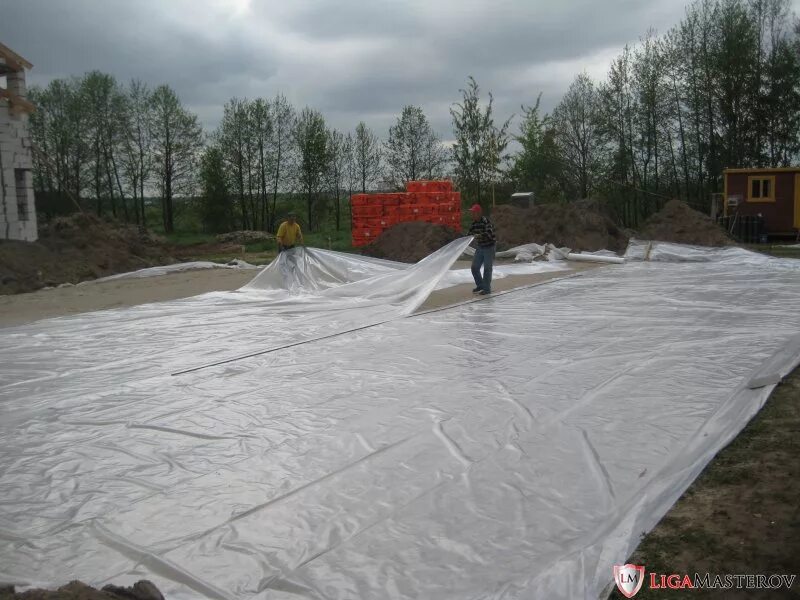 гидроизоляция фундамента полиэтиленовой пленкой. геомембраны для гидроизоляции. пленка для заливки бетона. гидроизоляция пола рубероидом. полиэтиленовая плёнка для гидроизоляции пола.