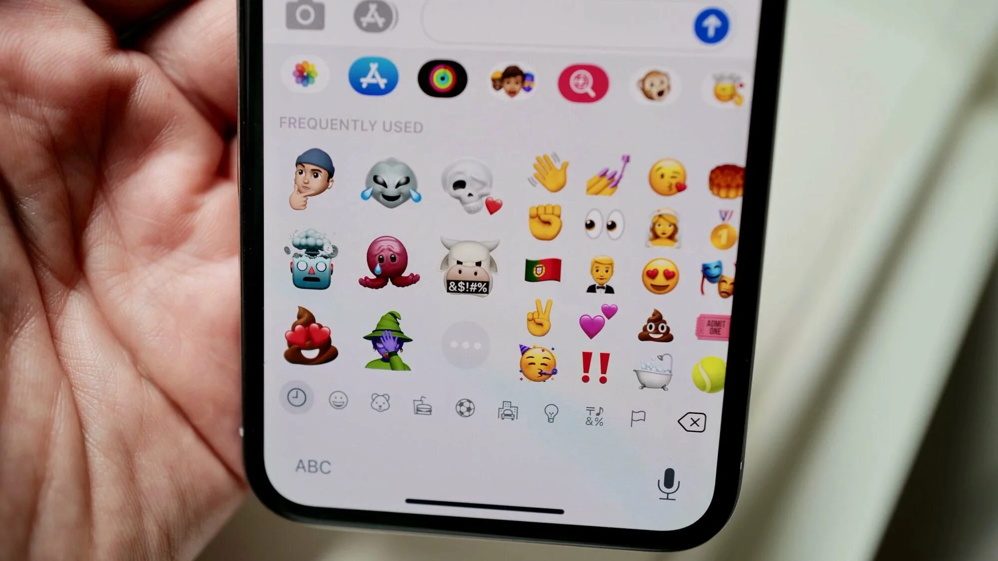 Как добавить стикер на андроид. Айфон иос 13. мемодзи ios 13. эмоджи айфон 13. стикеры айфон.