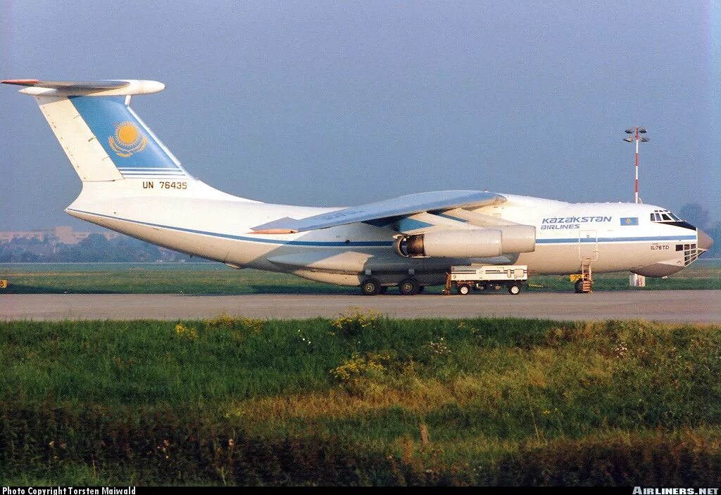 Купить самолет в казахстане. Kazakhstan Airlines ил 76. Ил 76 Казахстан Эйрлайнс. Ил 76 и Боинг 747. Ил-76 и Боинг-747. Чархи Дадри.