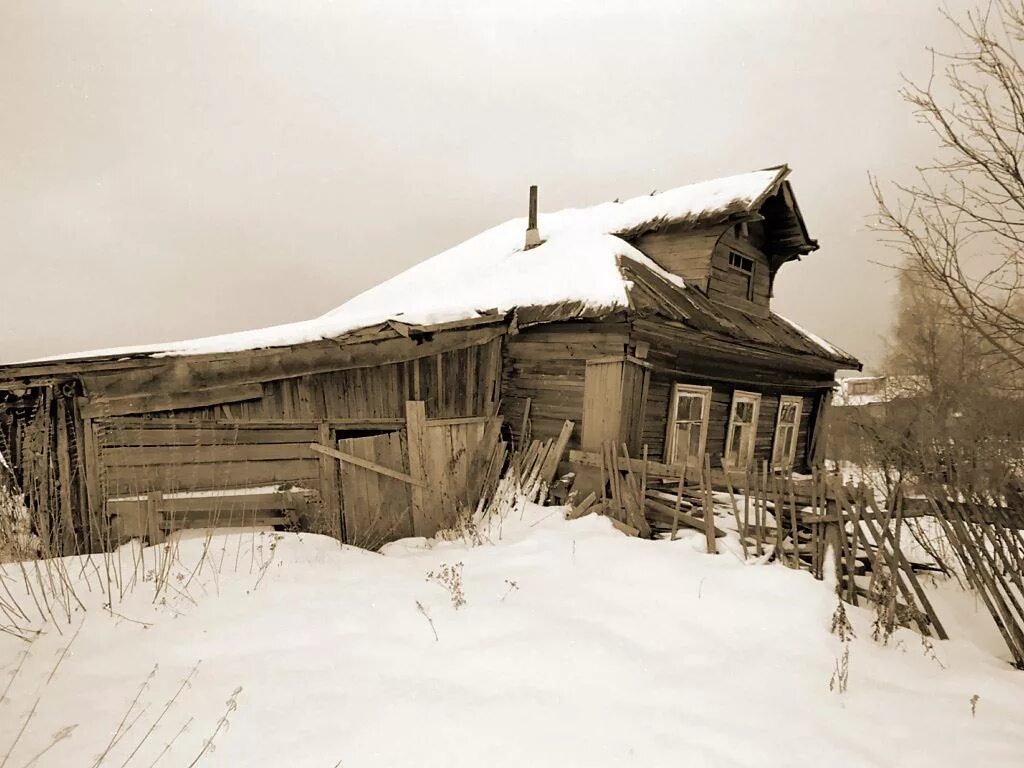 Деревни раньше. Старинная деревня. Старый дом в деревне зимой. Старинные деревни России. Деревянные дома в войну.