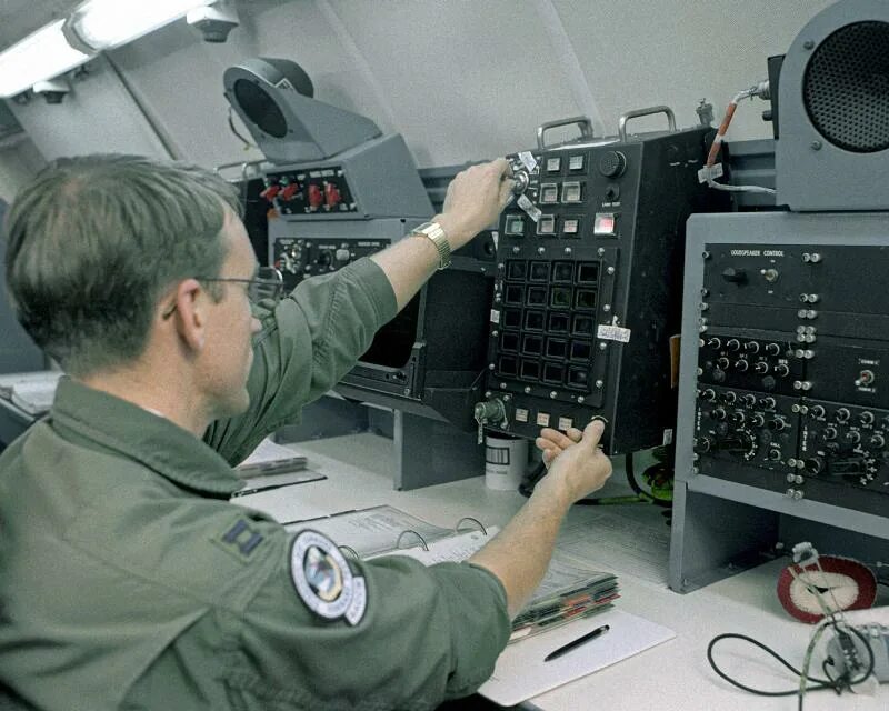 Communications control system. Командный пункт авиационного полка. воздушный командный пункт. air command and control system. кабельное управление ракетой.