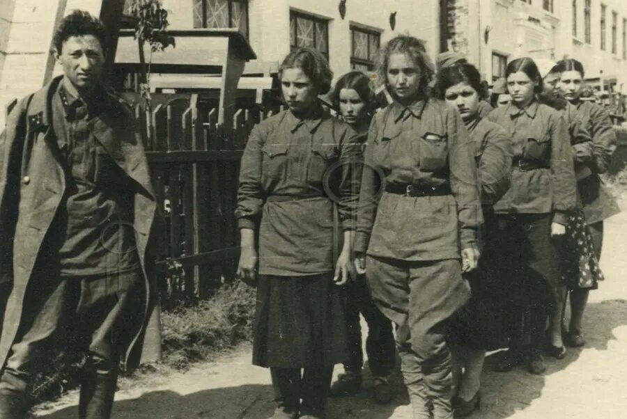 Девочка взята в плен. Елена белозерская правый сектор фото. Девочка взята в плен. Военнопленные женщины 1941. Красивая девушка в плену.
