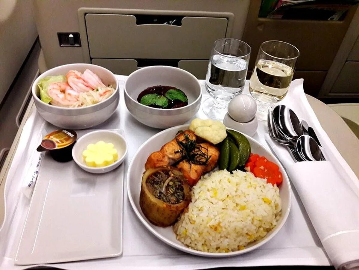 Обед в 1 классе. Singapore Airlines Business class. Сингапур Эйрлайнс питание. Еда в самолете Эмирейтс 2023. Singapore Airlines еда 2022.