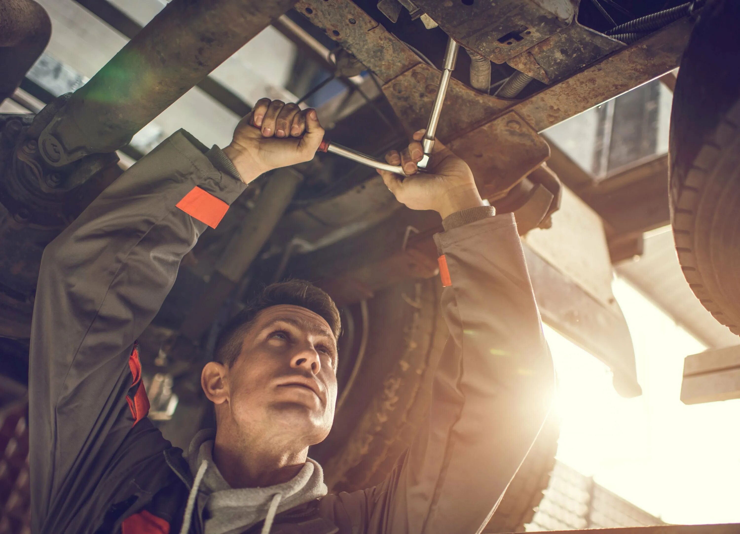 Камаз 65115 красный дспмк. Автомеханик грузовик. Автомеханик грузовых автомобилей. Автослесарь грузовых автомобилей. Автослесарь автобусов.