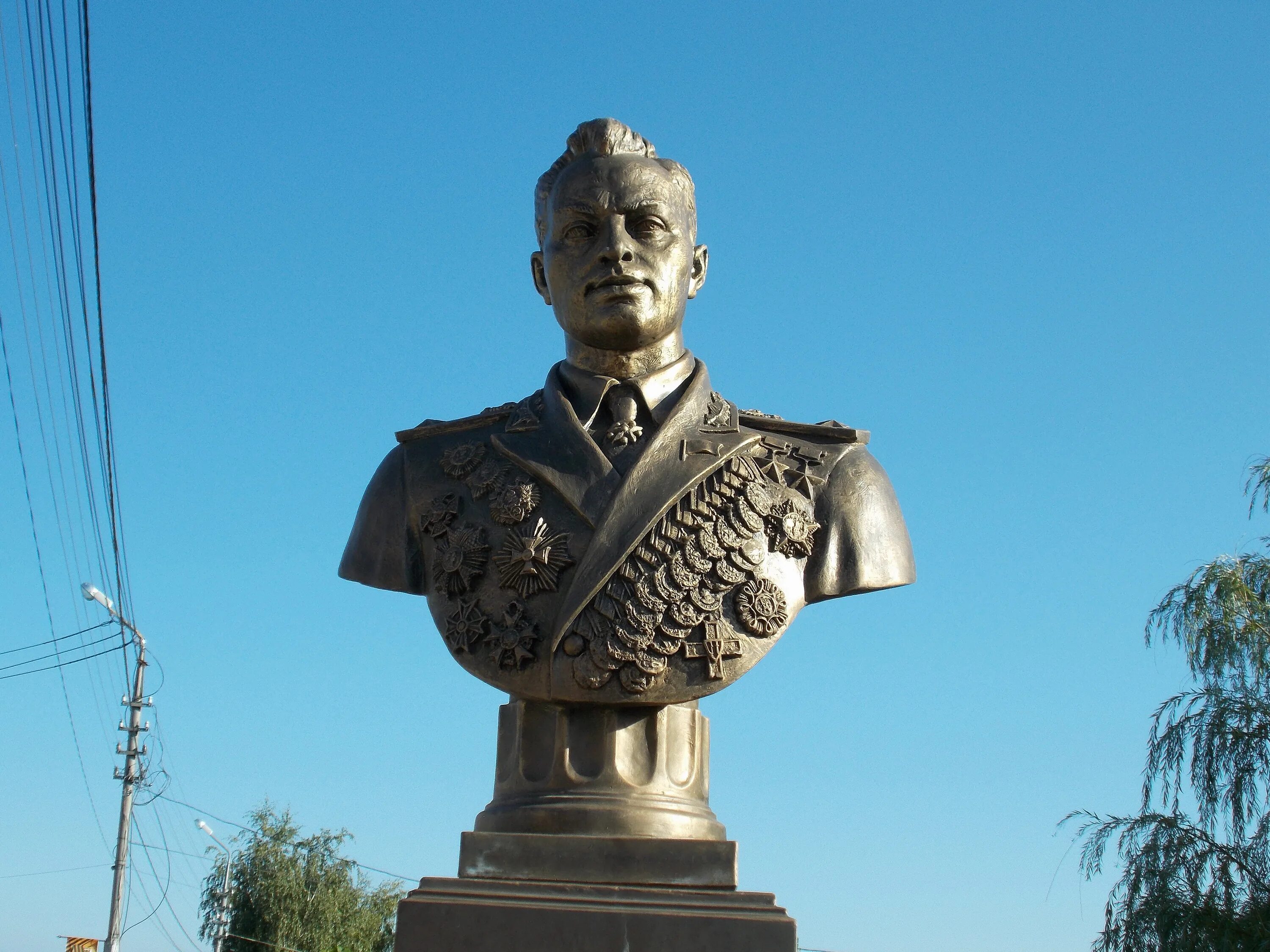 Установлен бюст. Бюст маршала рокоссовского. памятник рокоссовскому в ишиме. рокоссовский бронзовый бюст великие луки. памятник рокоссовскому великие луки.