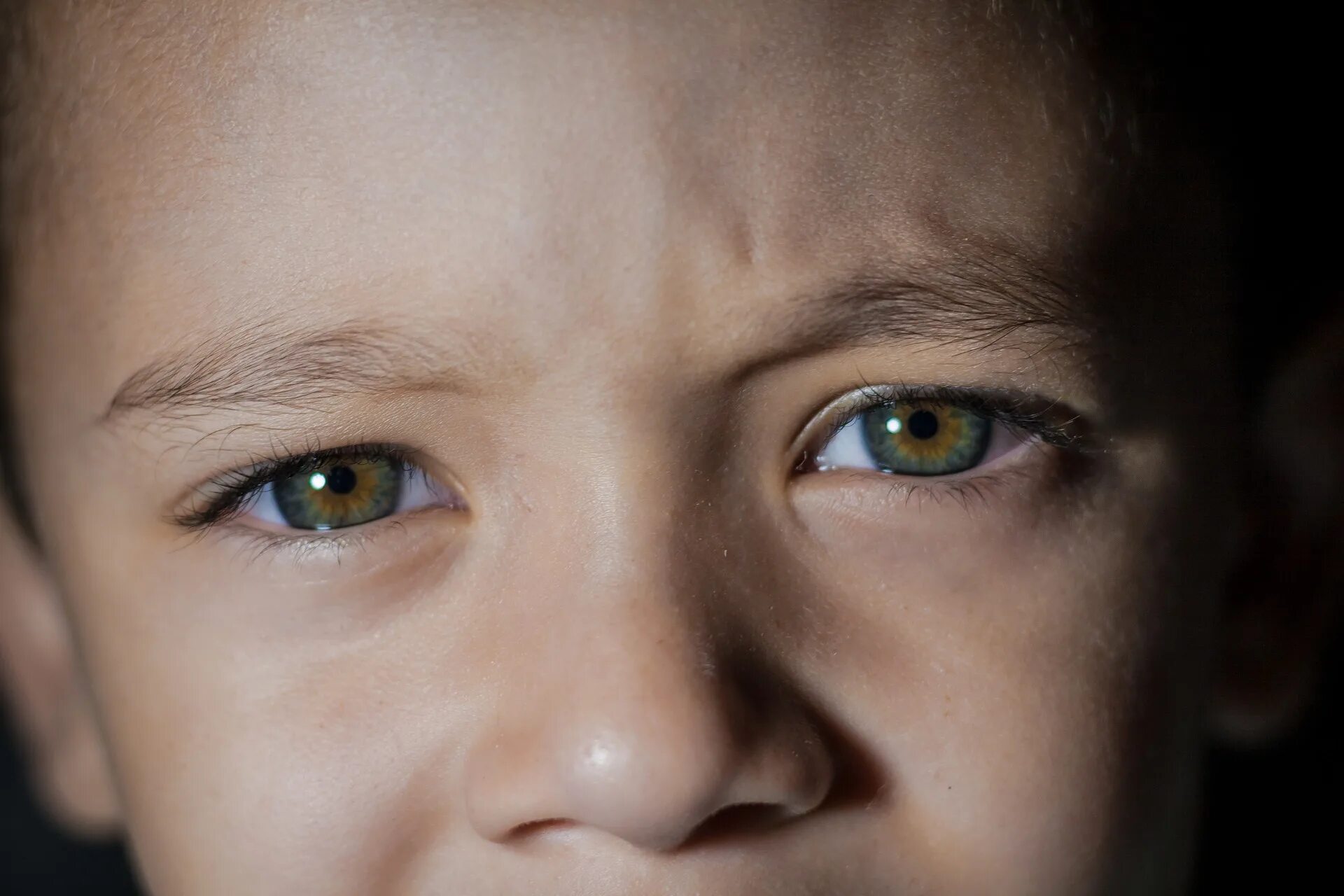 Детские глаза. Глаза мальчика. Карие глаза мальчика. Серо голубые глаза у ребенка.