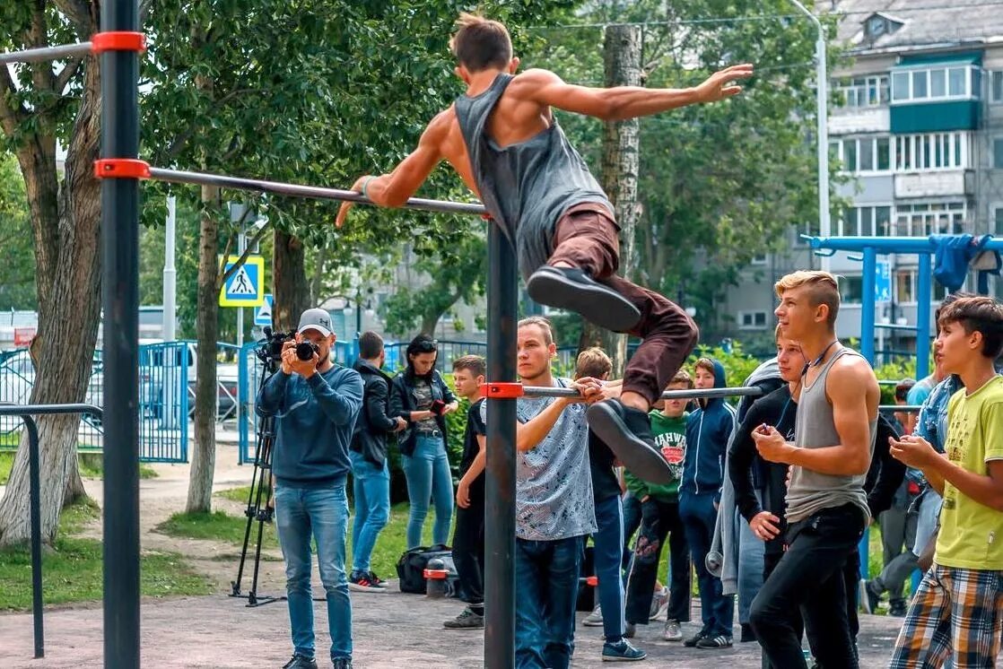 Площадка состязаний. Спортивная площадка для молодежи. спорт во дворе. подростки на спортивной площадке. воркаут молодежь.