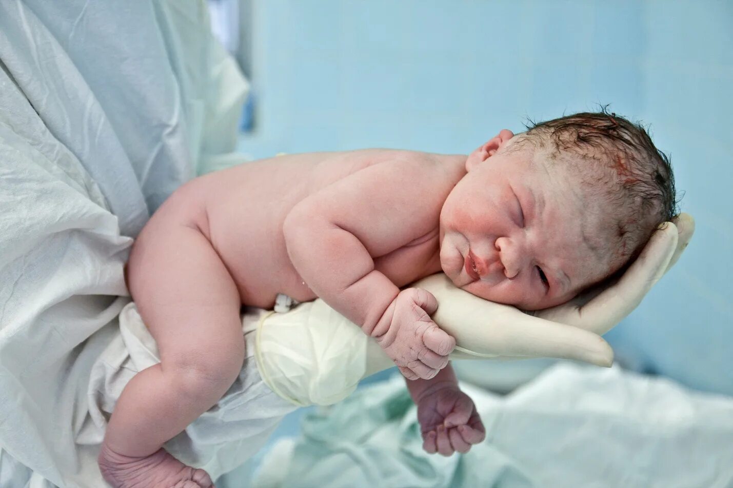 Новорожденный ребенок. Новорожлкнныеъ. 1 день жизни новорожденного