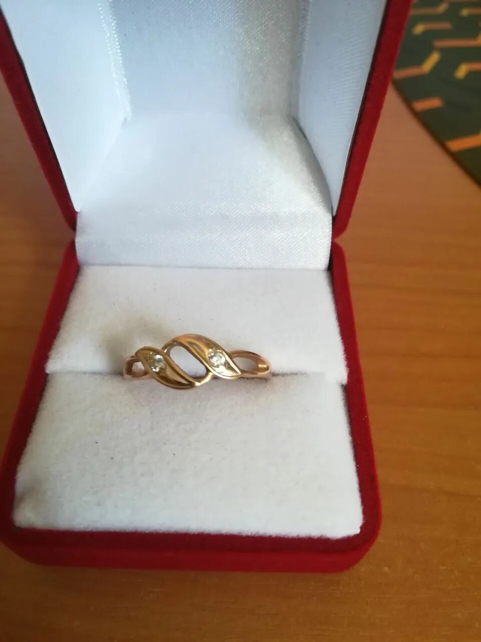 Получить кольцо в подарок. Кольцо золото 585 пробы 2 грамма. Золотое кольцо в коробочке. Женское кольцо в коробочке. Обручальное кольцо в коробочке.