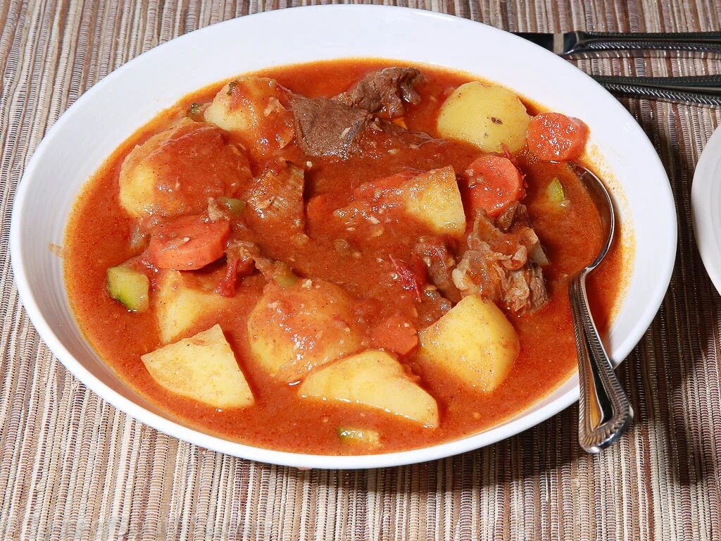 Говядина картошка лук. Тушеная картошка в томатном соусе. соус с мясом и картошкой. картошка с мясом в томатном соусе. мясной соус с картошкой.