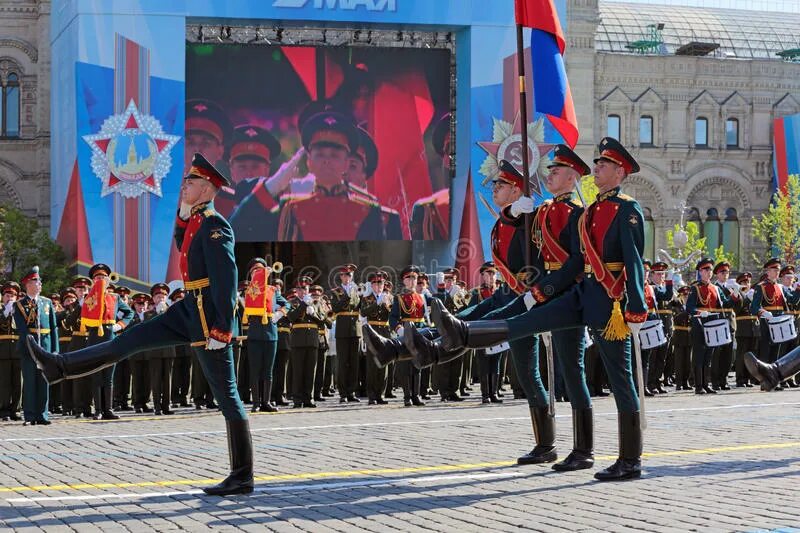 Знаменосцы на красной площади. Знаменосцы на параде Победы в Москве. Знаменосец 9 мая. Знаменосцы на параде 9 мая.